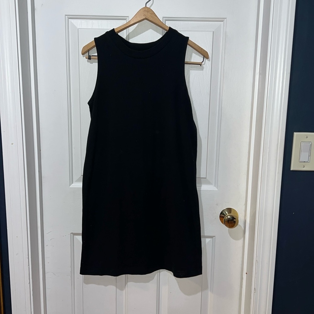 Black sleeveless dress